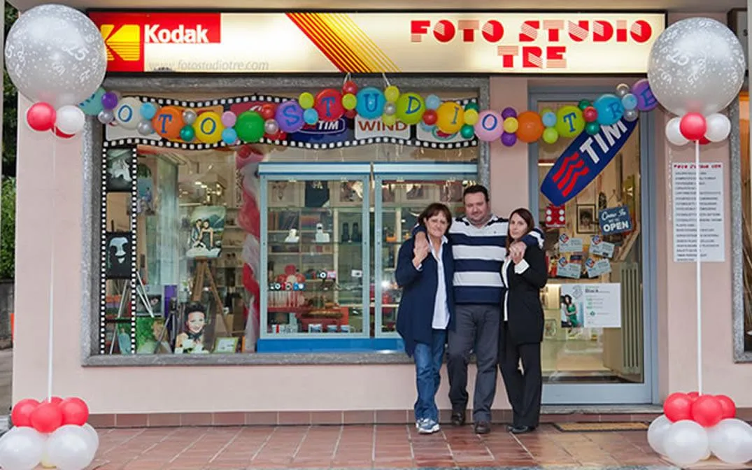 Simone, Rita e Paola davanti a Foto Studio Tre, festa per i 25 anni di attività