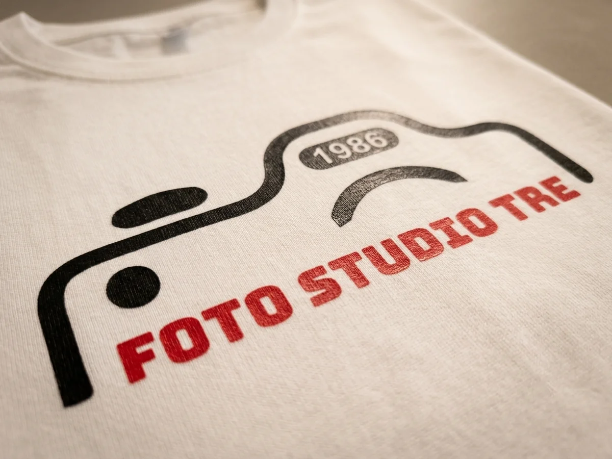 T-shirt bianca con logo Foto Studio Tre appena stampato, dettaglio ravvicinato
